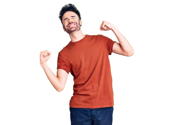 Junger Hispanischer Mann Lässiger Kleidung Sehr Glücklich Und Aufgeregt Dabei — Stockfoto