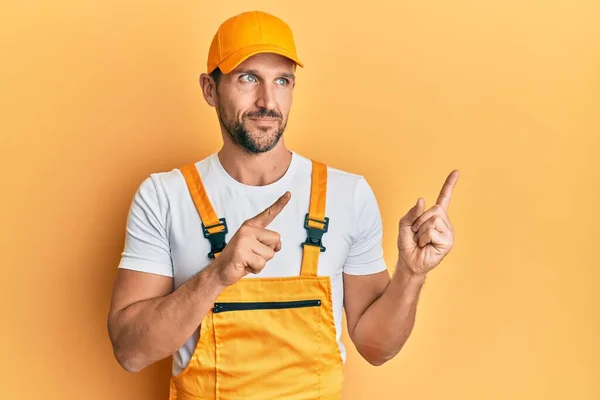 Ung Stilig Man Klädd Handyman Uniform Pekar Sidan Leende Tittar — Stockfoto