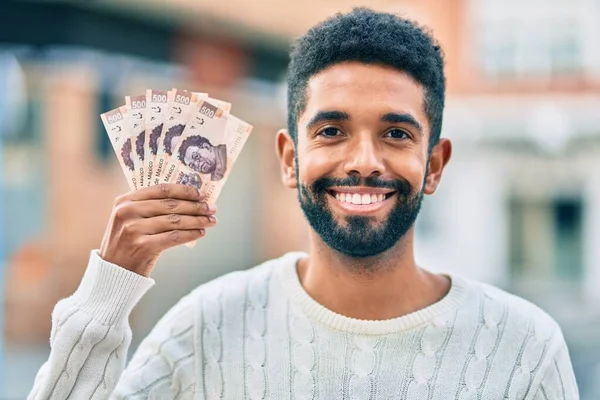 Joven Afroamericano Sonriendo Feliz Sosteniendo Billetes Mexicanos 500 Pesos Ciudad —  Fotos de Stock