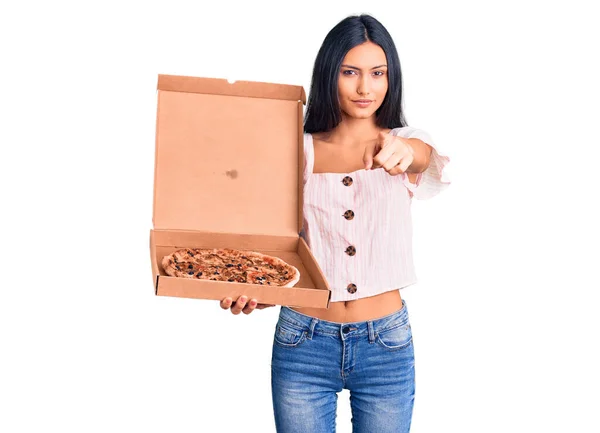 Menina Latina Bonita Jovem Segurando Entrega Caixa Pizza Apontando Com — Fotografia de Stock