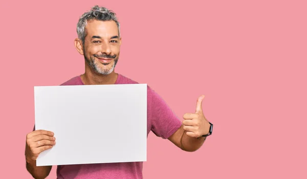 Homem Cabelos Grisalhos Meia Idade Segurando Banner Vazio Branco Sorrindo — Fotografia de Stock