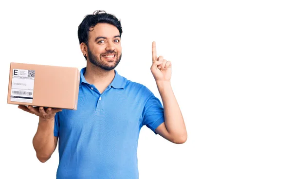 Genç Spanyol Adamın Elinde Teslimat Paketi Var Bir Fikir Soru — Stok fotoğraf