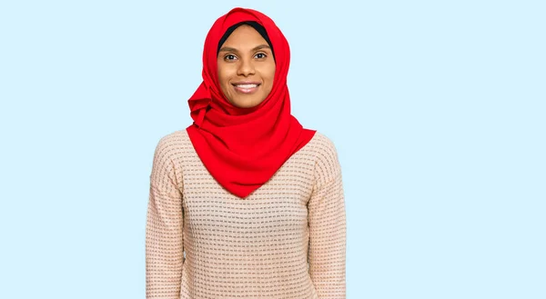Jovem Afro Americana Vestindo Tradicional Lenço Islâmico Hijab Com Sorriso — Fotografia de Stock
