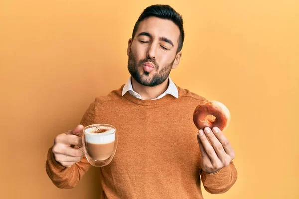 Νεαρός Ισπανός Που Τρώει Ντόνατ Και Πίνει Καφέ Κοιτάζοντας Την — Φωτογραφία Αρχείου