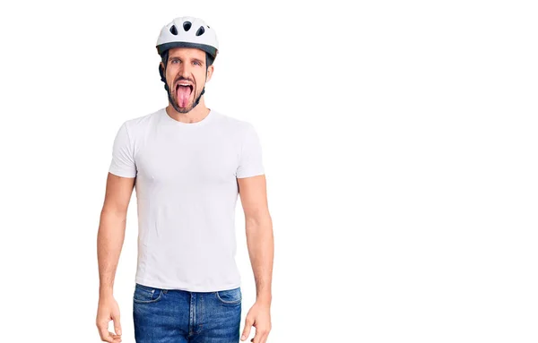 Jovem Homem Bonito Usando Capacete Bicicleta Furando Língua Feliz Com — Fotografia de Stock