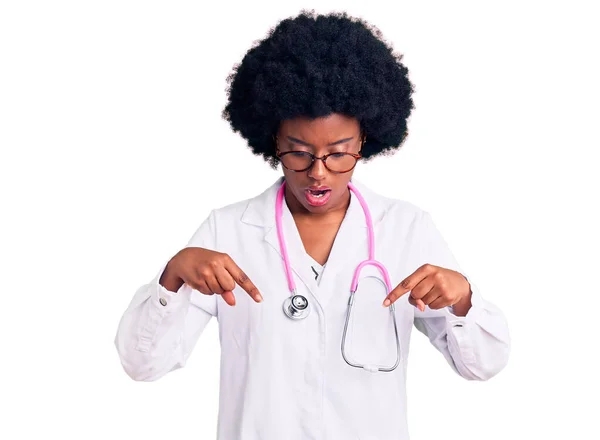 Joven Mujer Afroamericana Con Abrigo Médico Estetoscopio Apuntando Hacia Abajo — Foto de Stock