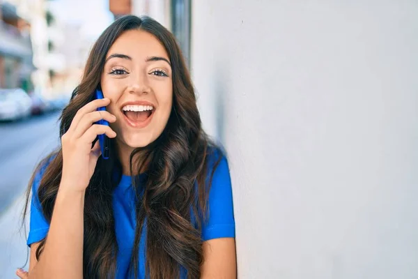 Jovem Hispânica Sorrindo Feliz Falando Smartphone Cidade — Fotografia de Stock