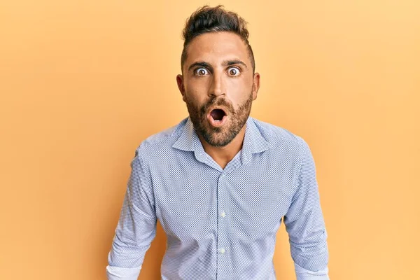 Bonito Homem Com Barba Vestindo Roupas Casuais Assustado Surpreso Com — Fotografia de Stock