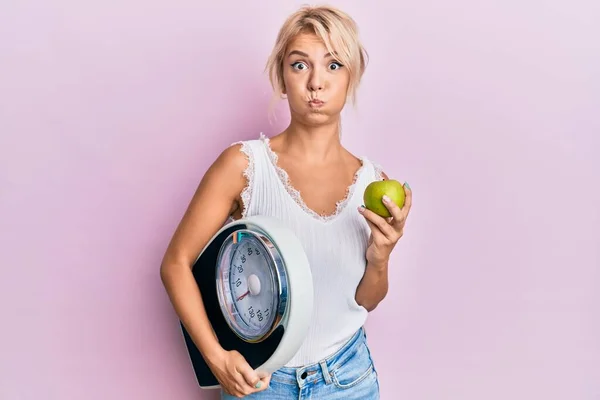 Junges Blondes Mädchen Mit Gewichtsmaschine Und Grünem Apfel Mit Lustigen — Stockfoto