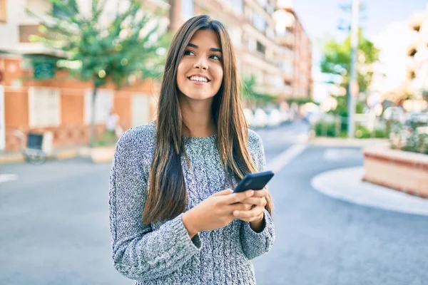 Jovem Bela Menina Hispânica Sorrindo Feliz Usando Smartphone Cidade — Fotografia de Stock