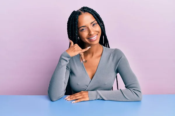 Mulher Hispânica Bonita Vestindo Roupas Casuais Sentado Mesa Sorrindo Fazendo — Fotografia de Stock