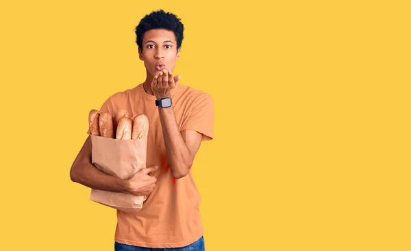 Ein Junger Afrikanisch Amerikanischer Mann Der Eine Papiertüte Mit Brot — Stockfoto