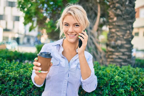 Jong Blond Vrouw Glimlachen Gelukkig Praten Smartphone Het Drinken Van — Stockfoto