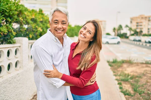 Hispanisches Paar Mittleren Alters Lächelt Glücklich Und Umarmt Fuß Auf — Stockfoto