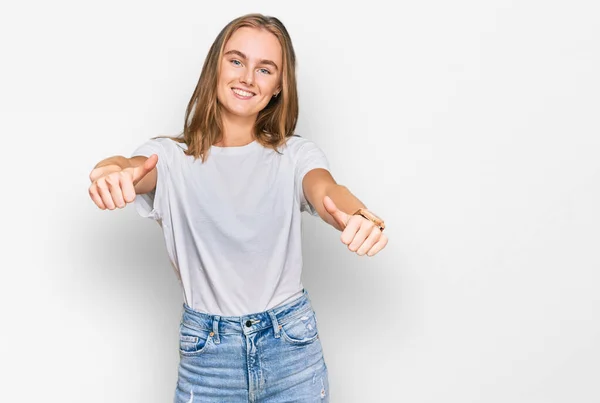 Schöne Junge Blonde Frau Trägt Legeres Weißes Shirt Zustimmende Positive — Stockfoto