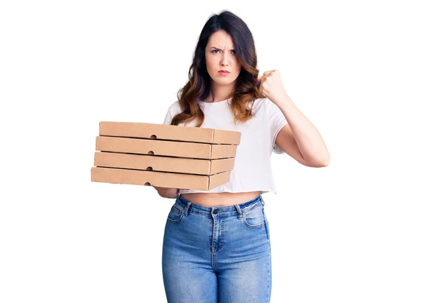 Hermosa Joven Morena Sosteniendo Caja Pizza Entrega Molesto Frustrado Gritando —  Fotos de Stock