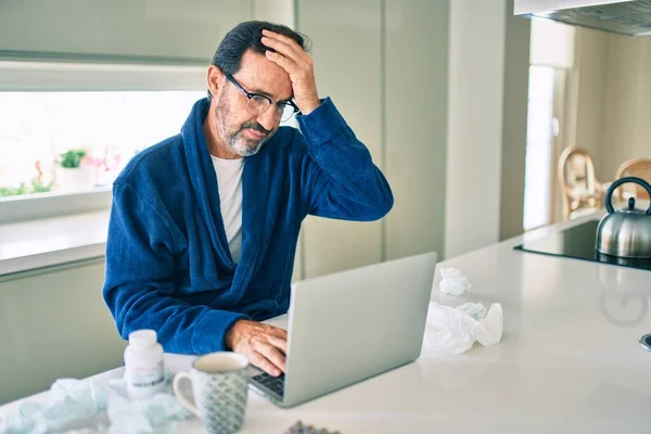Hombre Mediana Edad Sintiéndose Enfermo Con Resfriado Fiebre Casa Enfermo — Foto de Stock