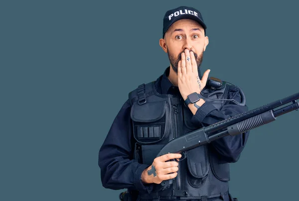 Ung Stilig Man Polisuniform Med Hagelgevär Som Täcker Munnen Med — Stockfoto