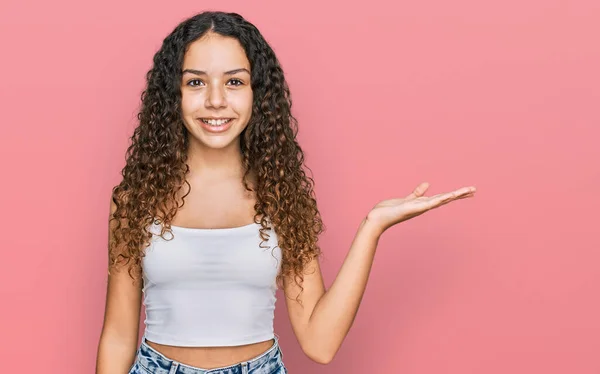 Teenager Hispánská Dívka Sobě Ležérní Oblečení Úsměvem Veselý Prezentaci Ukazuje — Stock fotografie