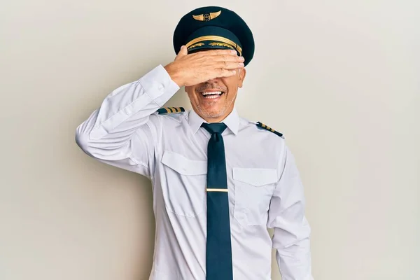 Schöner Mann Mittleren Alters Flugzeugpilotenuniform Lächelnd Und Lachend Mit Der — Stockfoto