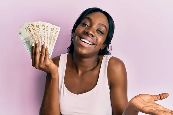 Joven Mujer Afroamericana Sosteniendo Billetes Coronas Suecas Celebrando Logro Con — Foto de Stock