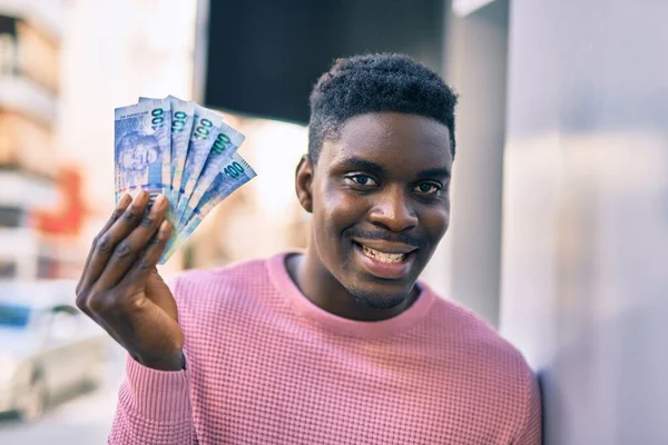Fiatal Afro Amerikai Férfi Mosolyog Boldog Gazdaság Dél Afrika Rands — Stock Fotó