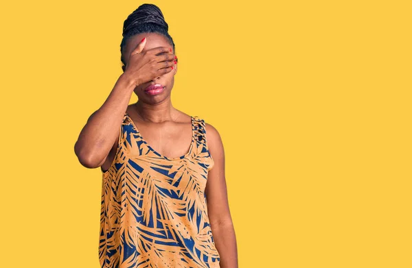 Junge Afrikanisch Amerikanische Frau Lässiger Kleidung Die Die Augen Mit — Stockfoto