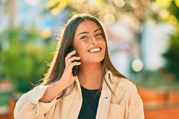 Genç Spanyol Kız Gülümsüyor Parktaki Akıllı Telefondan Konuşarak Mutlu Oluyor — Stok fotoğraf