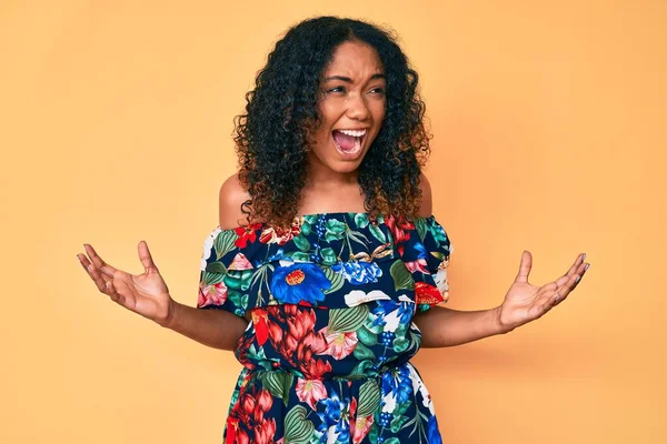 Jovem Afro Americana Vestindo Roupas Casuais Loucas Loucas Gritando Gritando — Fotografia de Stock