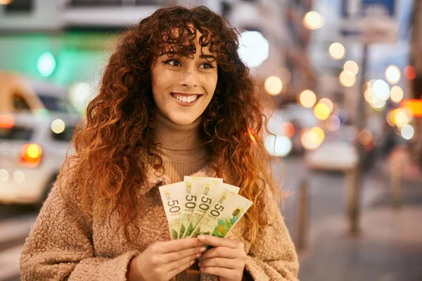 Jovem Hispânica Sorrindo Feliz Segurando Notas Shekels Israel Cidade — Fotografia de Stock