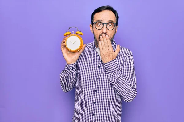 Middle Age Man Wearing Glasses Holding Vintage Alarm Clock Isolated — Foto de Stock
