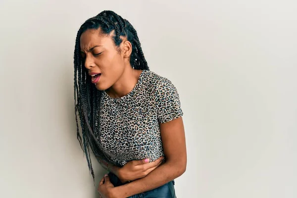 Afroameričanka Neformálním Oblečení Rukou Břiše Protože Nevolnost Bolestivá Nemoc Necítí — Stock fotografie