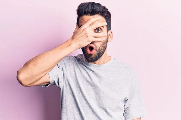 Joven Hombre Guapo Con Barba Vistiendo Camiseta Casual Asomándose Shock —  Fotos de Stock