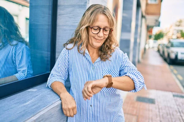 Middle Age Caucasian Woman Smiling Happy Looking Watch Standing City — Stock Photo, Image