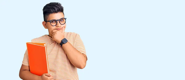 Niño Pequeño Sosteniendo Libro Con Gafas Mirando Con Confianza Cámara —  Fotos de Stock