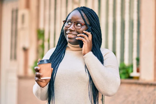 Young African American Woman Talking Smartphone Drinking Take Away Coffee — Stock Photo, Image