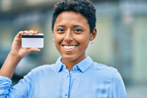 Junge Afroamerikanerin Lächelt Glücklich Mit Kreditkarte Der Hand — Stockfoto