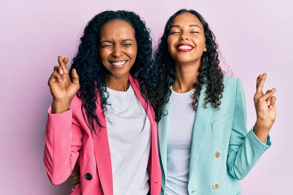 Afrikanisch Amerikanische Mutter Und Tochter Business Manier Gestikulierend Den Daumen — Stockfoto