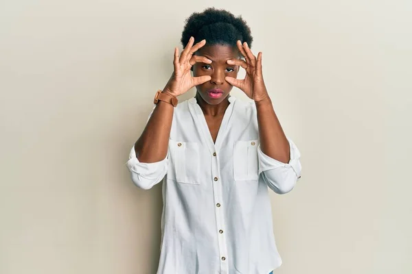 Chica Afroamericana Joven Con Ropa Casual Tratando Abrir Los Ojos —  Fotos de Stock