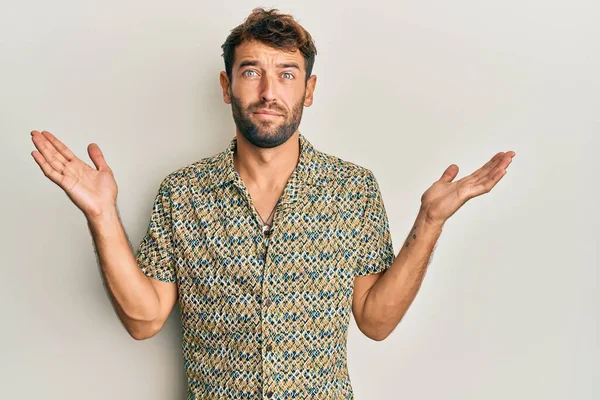 Hombre Guapo Con Barba Con Camisa Casual Moda Despistado Confundido — Foto de Stock