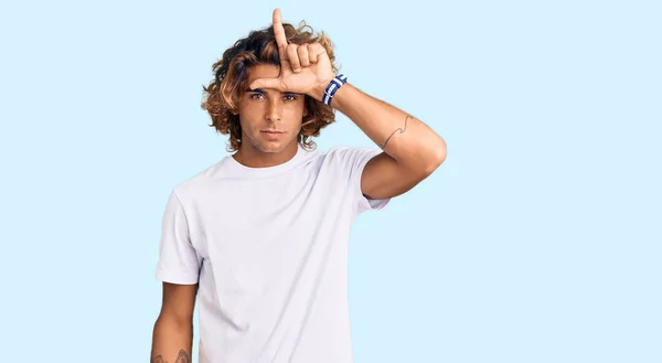 Νεαρός Ισπανός Που Φοράει Λευκό Μπλουζάκι Κοροϊδεύοντας Ανθρώπους Δάχτυλα Στο — Φωτογραφία Αρχείου