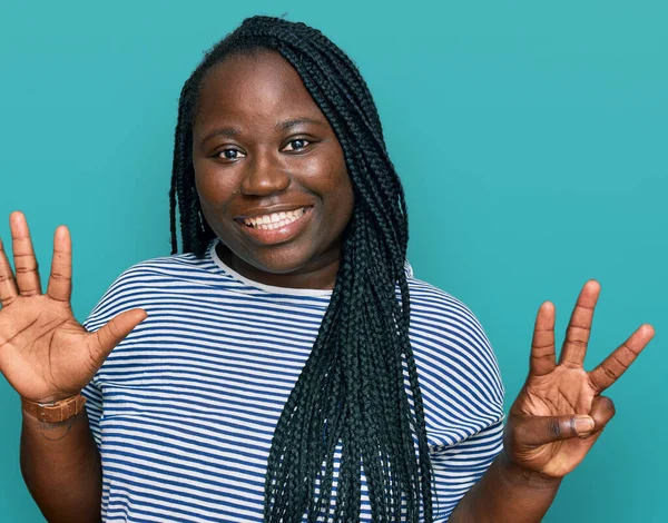 Joven Mujer Negra Con Trenzas Con Ropa Casual Mostrando Señalando —  Fotos de Stock