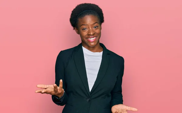 Jovem Afro Americana Vestindo Roupas Negócios Sorrindo Alegre Com Braços — Fotografia de Stock