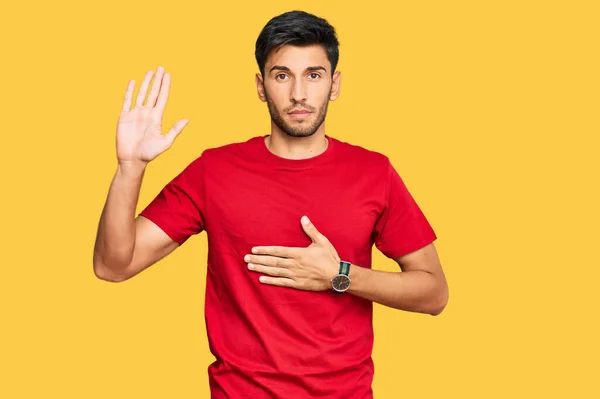 Jonge Knappe Man Draagt Casual Rode Tshirt Vloeken Met Hand — Stockfoto