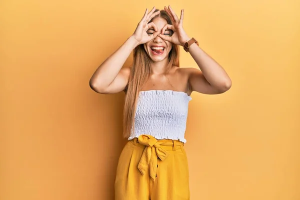 Bella Giovane Donna Bionda Che Indossa Abiti Estivi Casual Facendo — Foto Stock