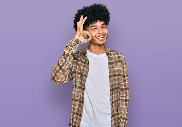 Giovane Uomo Afro Americano Con Capelli Afro Indossa Abiti Casual — Foto Stock