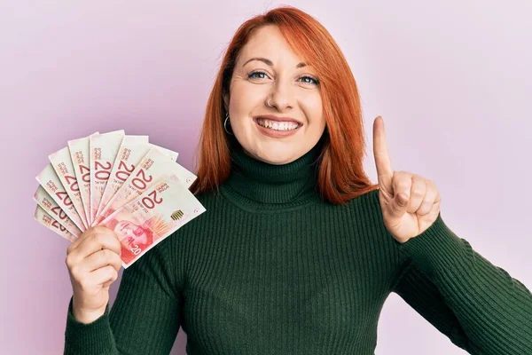 Mulher Ruiva Bonita Segurando Shekels Israel Notas Sorrindo Com Uma — Fotografia de Stock