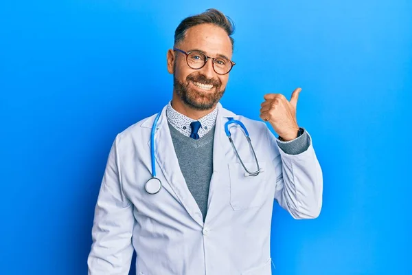 Guapo Hombre Mediana Edad Vistiendo Uniforme Médico Estetoscopio Sonriendo Con — Foto de Stock