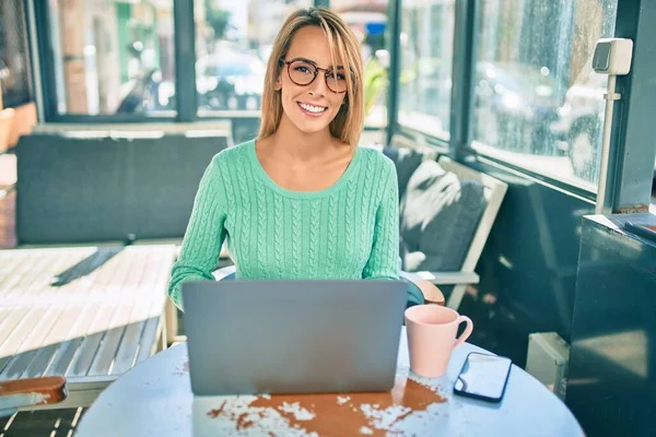 Jovem Loira Sorrindo Feliz Trabalhando Usando Laptop Sentado Terraço Cafetaria — Fotografia de Stock