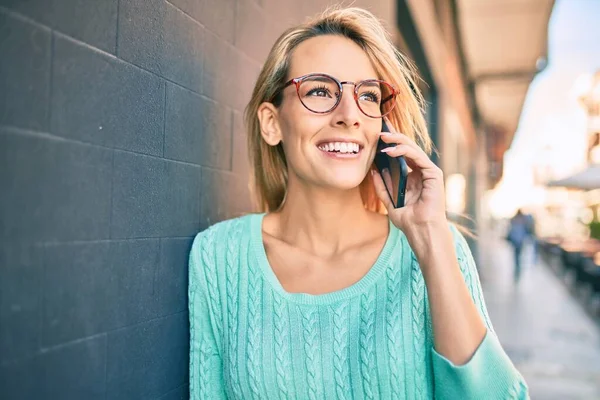 Mujer Rubia Joven Sonriendo Feliz Hablando Teléfono Inteligente Ciudad — Foto de Stock